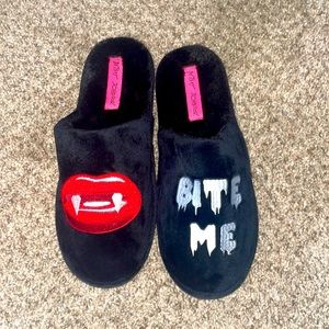 (BRAND NEW) Betsy Johnson “Bite Me” Vamp Slippers